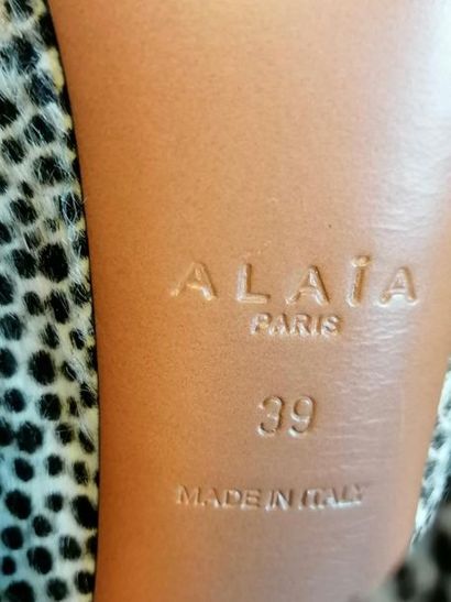 ALAÏA House ALAIA in dyed foal and leather, never worn, in the original box, Price...