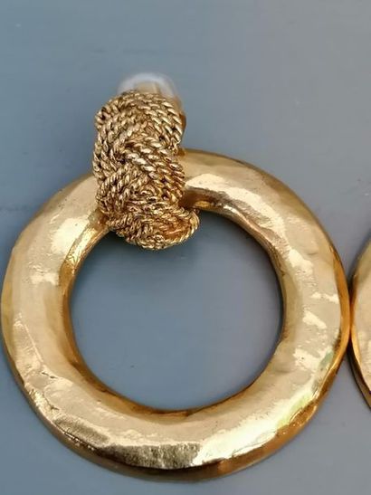 CHANEL CHANEL hoop earrings in gold plated metal, signature on a buckle, wear on...