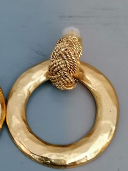 CHANEL Créoles CHANEL en métal doré, signature sur une boucle, usure sur un anne...