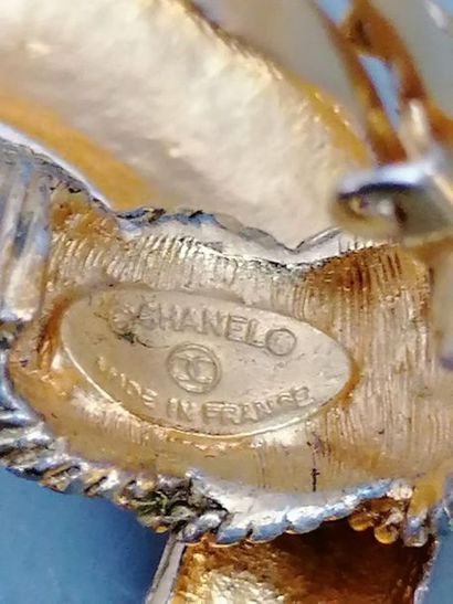CHANEL Créoles CHANEL en métal doré, signature sur une boucle, usure sur un anne...
