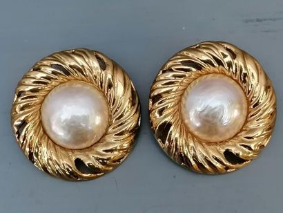 YSL YSL earrings in gold metal and mother of pearl, signature on the back, very good...