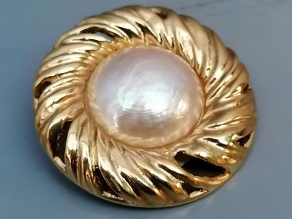 YSL YSL brooch in gold metal and mother of pearl very good condition