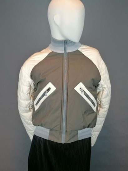 CHANEL Jacket CHANEL in cotton and by tactel, two zipped pockets, size 36, very good...