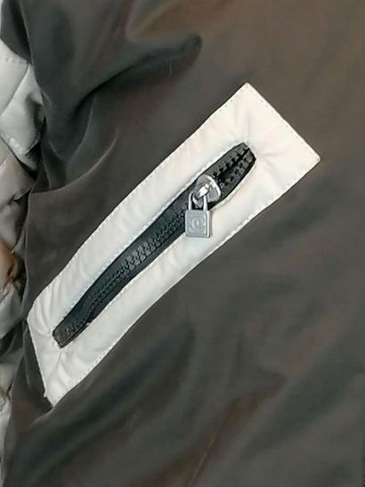CHANEL Doudoune CHANEL en coton et par tactel, deux poches zippées, taille 36, très...