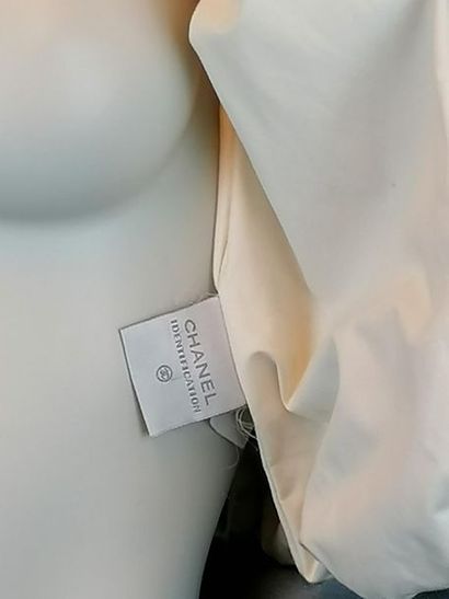 CHANEL Doudoune CHANEL en coton et par tactel, deux poches zippées, taille 36, très...