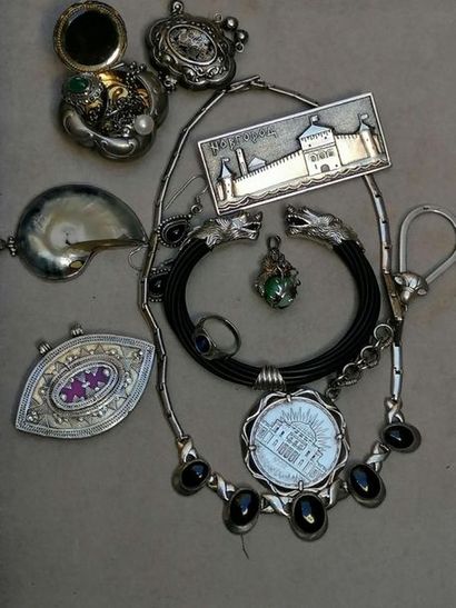 Bijoux fantaisies Lot costume jewelry silver, necklaces, bracelet, keychains, pendants,...