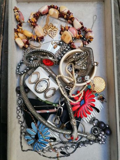 null lot bijoux fantaisies, montres, colliers, peignes, bracelets, boîtes, bours...