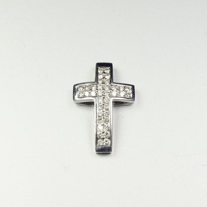 null Pendentif "Croix" bombée en or gris 18K (750/oo) sertie de doubles lignes de...