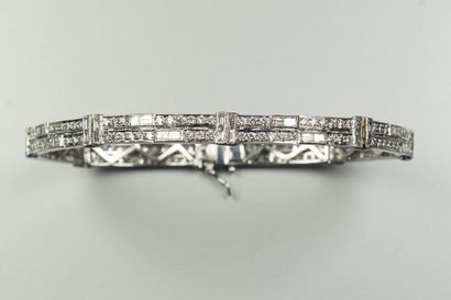 null Bracelet semi rigide en or gris 18K (750/oo) à maillons rectangulaires bombés...