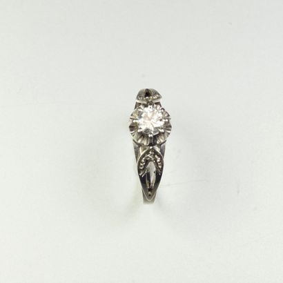 null Bague en or gris 18K (750/oo) centrée d'un diamant taille brillant calibrant...