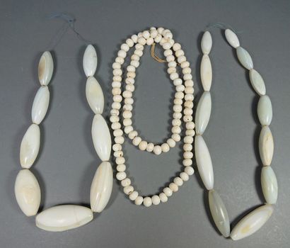 null Lot de trois colliers dont l’un composé de perles rondes de nacre et deux composés...