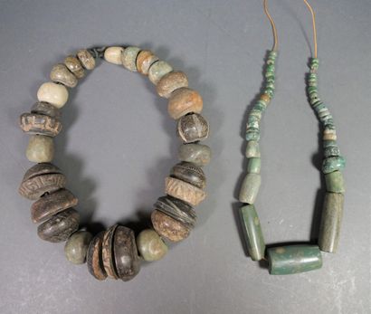 null Lot de deux colliers composés de perles en pierre dure (néphrite, jaspe..) rondes...