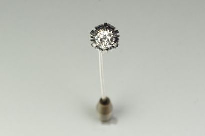null Épingle de cravate en or gris 18K (750/oo) ornée d'un diamant taille brillant...