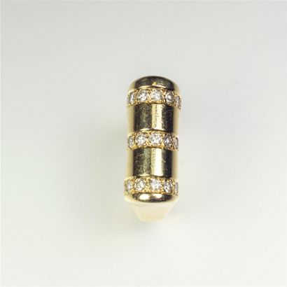 null Bague en or jaune 18K (750/oo) formant un rouleau lisse agrémenté de trois lignes...