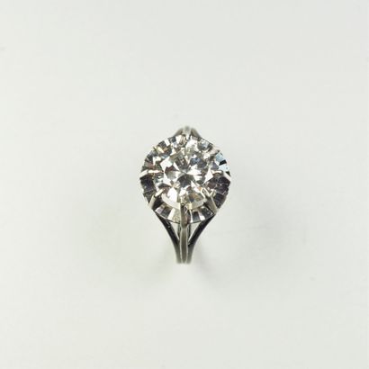 null Bague solitaire en or gris 18K (750/oo) centrée d'un diamant taille brillant...