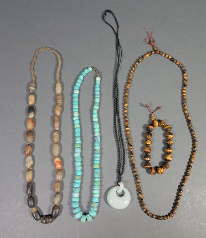 null Lot comprenant un collier de perle en turquoise, un en agate, un ensemble bracelet...