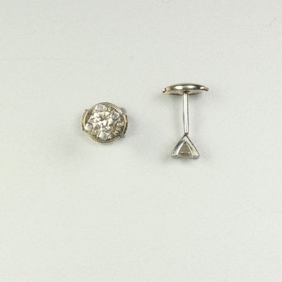null Paire de clous d'oreilles en or gris 18K (750/oo) orné chacun d'un diamant taille...