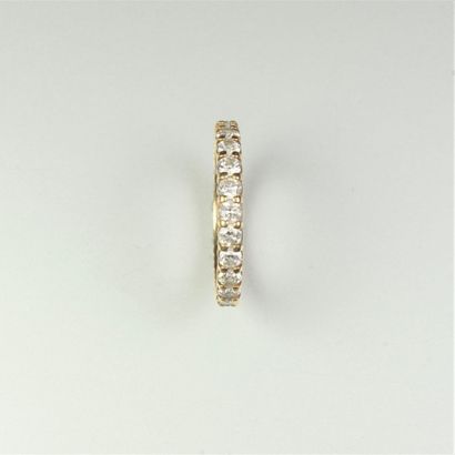 null Alliance Américaine en or jaune 18K (750/oo) sertie de diamants taille brillant...