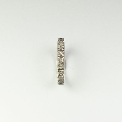 null Alliance Américaine en or gris 18K (750/oo) sertie d'une ligne de diamants taille...
