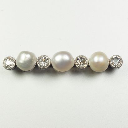 null Broche barrette en or gris 18K (750/oo) composée de trois perles fines légèrement...