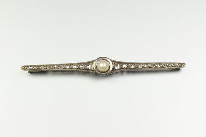 null Broche barrette en or gris 18K (750/oo) centrée d'une perle de culture (diamètre...