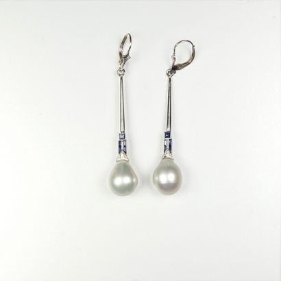 null Paire de longs pendants d'oreilles en or gris 18K (750/oo) ornés deux perles...