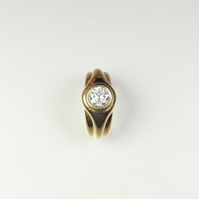 MAUBOUSSIN Bague en or jaune 18K (750/oo) à décor godronné centré d'un diamant taille...