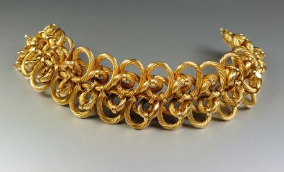 null 
Bracelet ruban articulé semi rigide en or jaune 18K ( 750°/°° ) à décor de...