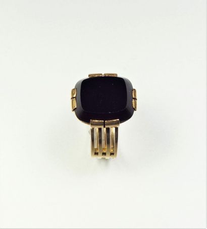 null Bague Chevalière ancienne en or jaune 18K (750/oo), l'anneau ajouré, elle est...