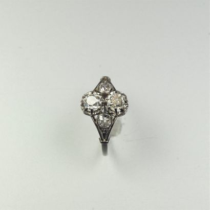 null Bague "Toi et Moi" en platine (850/oo) sertie de quatre diamants taille ancienne...