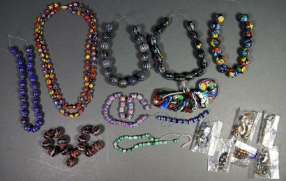 null Lot comprenant huit bracelets et colliers en perles de verre de Murano ainsi...