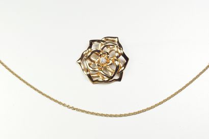 PIAGET Pendentif "Rose", en or jaune 18K (750/oo) figurant une fleur ajourée centrée...