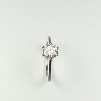 null Bague solitaire en or gris 18K (750/oo) centrée d'un diamant taille brillant...