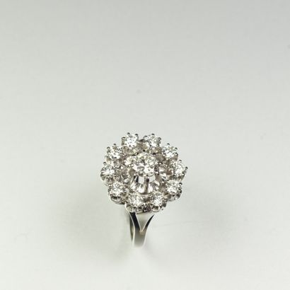 null Bague Marguerite en or gris 18K (750/oo) et platine (850/oo) centrée d'un diamant...