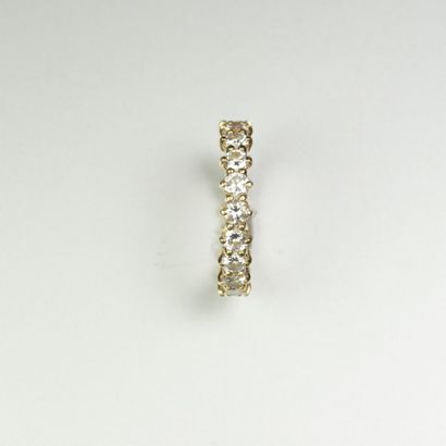 null Alliance Américaine en or jaune 18K (750/oo) sertie de diamants taille brillant...