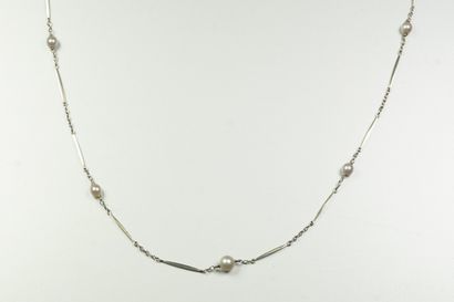 null Collier de maille alternée en or gris 18K (750/oo) agrémenté de perles de culture....
