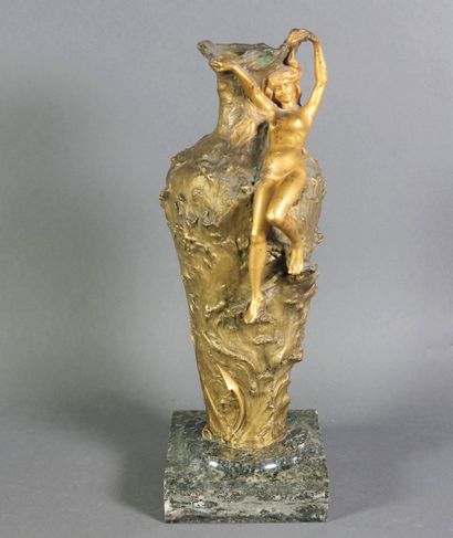 MELIODON, Jules (1867-?) Vase en bronze doré à décor de femme nue. Cachet "Louchet...