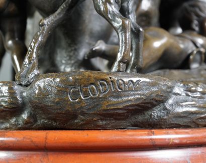 CLODION (1738-1814) Groupe en bronze de puttis et chèvre. Socle en marbre rouge....