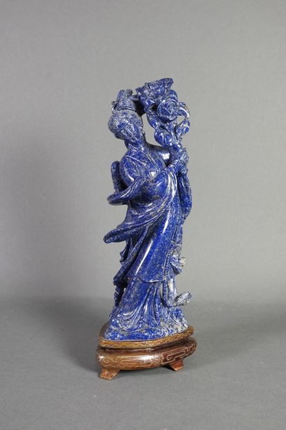 null Statuette en lapis-lazuli figurant une jeune femme debout, un bouquet de pivoines...