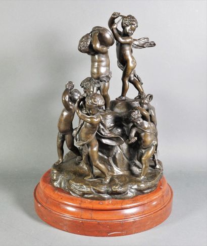 CLODION (1738-1814) Groupe en bronze de puttis et chèvre. Socle en marbre rouge....