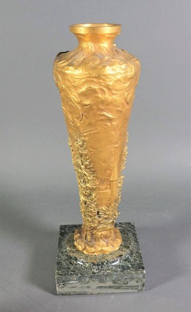 MELIODON, Jules (1867-?) Vase en bronze doré décoré d'une allégorie de la peinture....