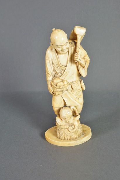 null Statuette en ivoire figurant un paysan debout, une houe dans la main gauche,...