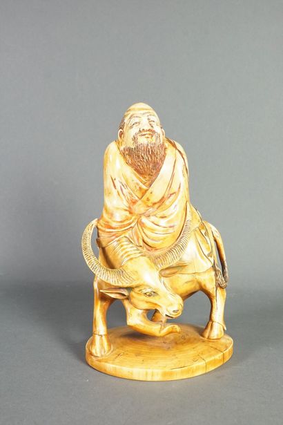 null Statuette en ivoire figurant Laozi sur son buffle. Fentes, dont l’une comblée....