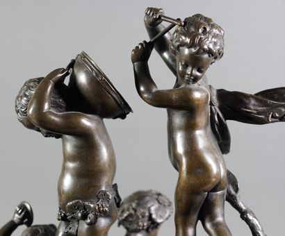 CLODION (1738-1814) Groupe en bronze de puttis et chèvre. Socle en marbre rouge....