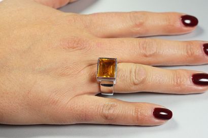 null Bague Moderniste en or gris 18K (750/oo) lisse centrée d'une citrine rectangulaire...