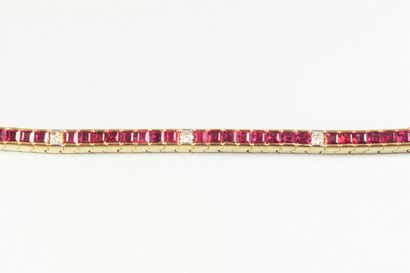 null Bracelet ligne en or jaune 18K (750/oo) composé de rubis calibrés en sertis...
