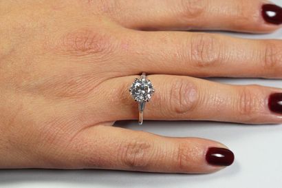 null Bague en platine (850/oo) centrée d'un diamant taille brillant pesant 2,46 carats,...