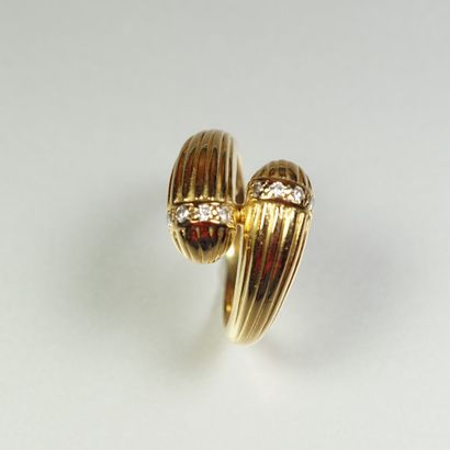 null Bague croisée en or jaune 18K (750/oo) à décor strié agrémenté de lignes de...