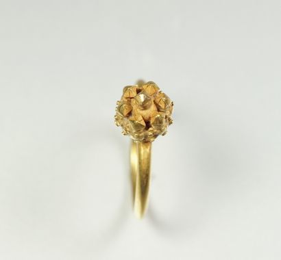 Bague en or jaune 18K (750/oo), l'anneau...