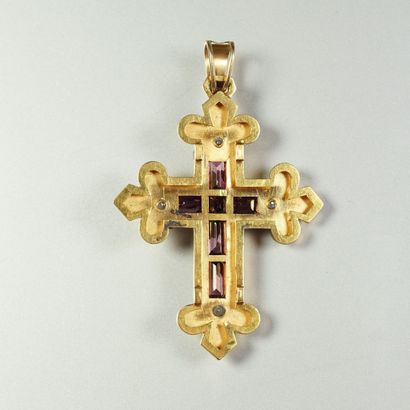  Croix pendentif en or jaune 18K (750/oo) lisse à bordure, recentrée d'une Croix...